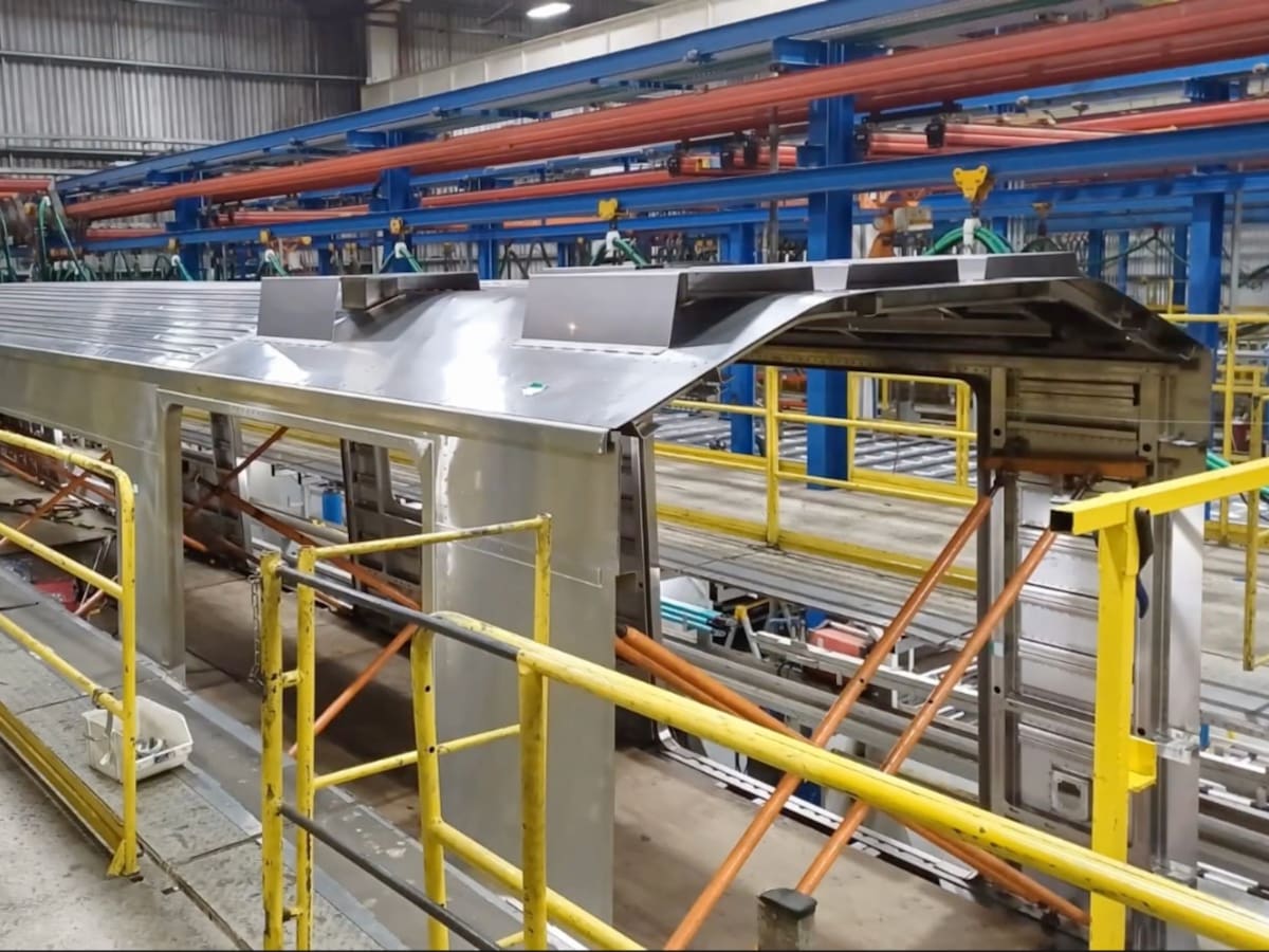 Avanza fabricación de trenes para nueva Línea 7 de Santiago: empresa Alstom finaliza primera caja principal