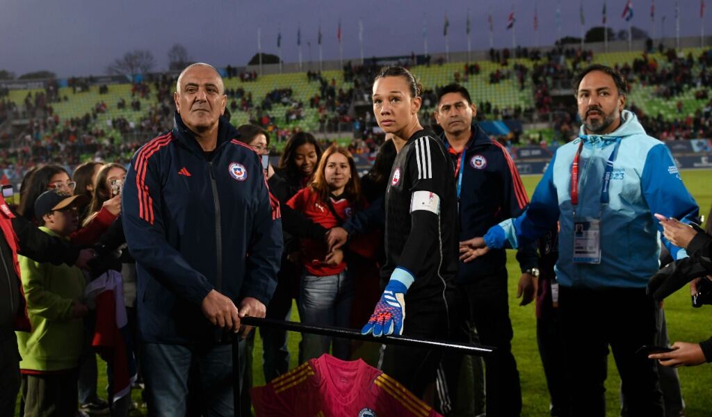 Christiane Endler no pudo ser homenajeada tras el duelo ante Paraguay: "Invadieron la cancha, lamentablemente"