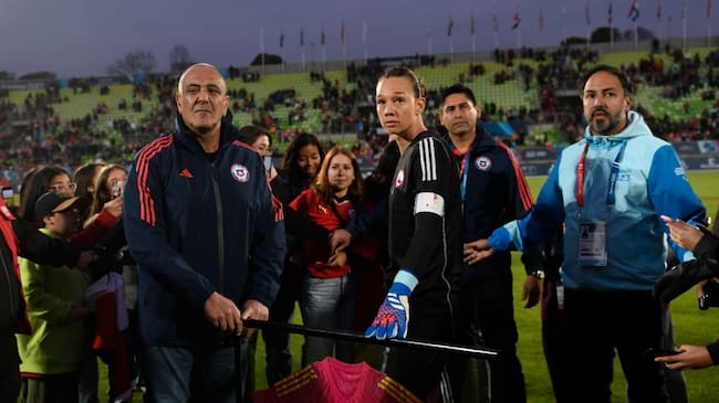 Christiane Endler no pudo ser homenajeada tras el duelo ante Paraguay: "Invadieron la cancha, lamentablemente"