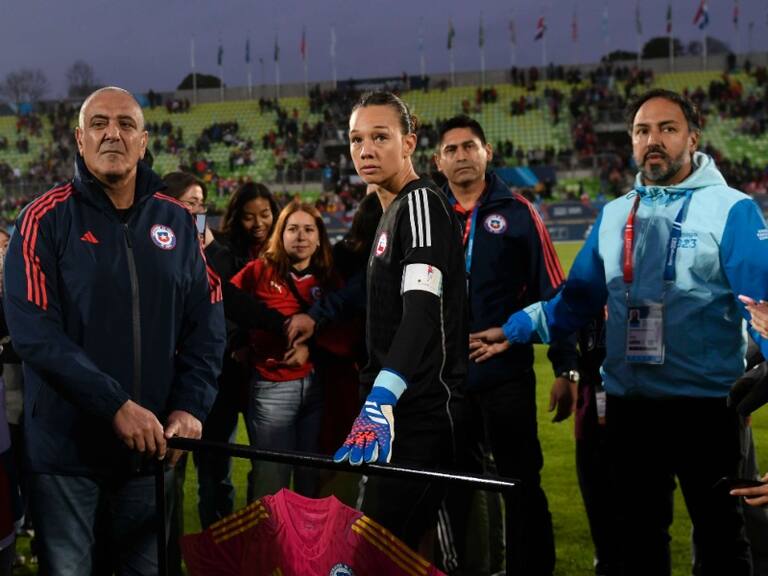 Christiane Endler no pudo ser homenajeada tras el duelo ante Paraguay: "Invadieron la cancha, lamentablemente"