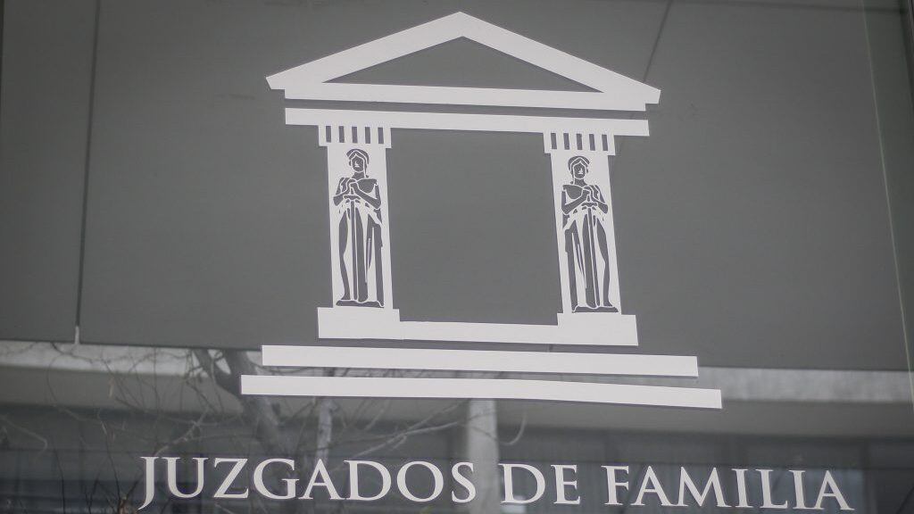 27 de julio del 2020/SANTIAGOEl logo del Juzgado de Familia en la comuna de Santiago, donde cientos de personas realizan fila, para realizar el trámite de la retención del 10% por concepto de pensión alimenticia.
FOTO: SEBASTIAN BELTRAN GAETE/AGENCIAUNO