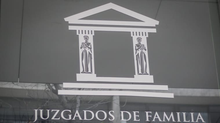 27 de julio del 2020/SANTIAGOEl logo del Juzgado de Familia en la comuna de Santiago, donde cientos de personas realizan fila, para realizar el trámite de la retención del 10% por concepto de pensión alimenticia.
FOTO: SEBASTIAN BELTRAN GAETE/AGENCIAUNO