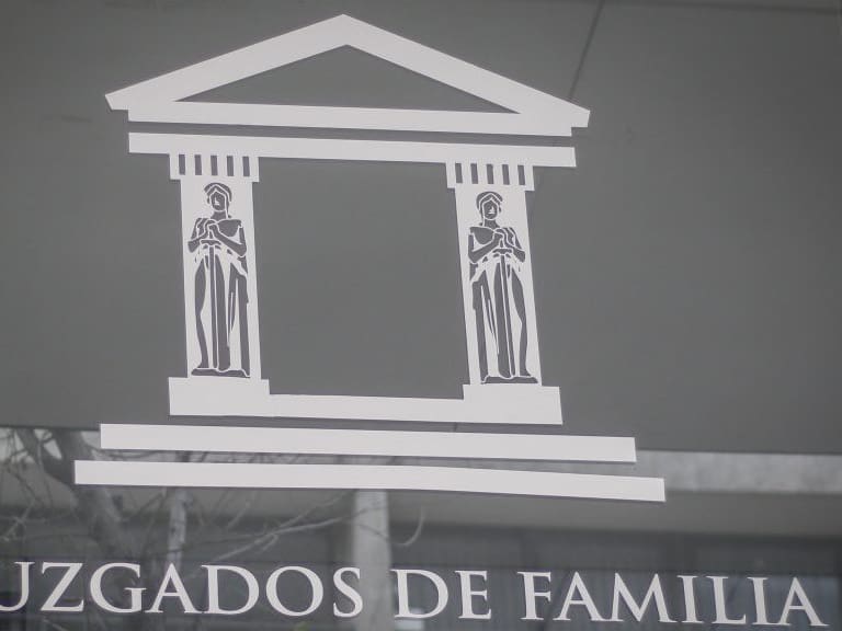 27 de julio del 2020/SANTIAGOEl logo del Juzgado de Familia en la comuna de Santiago, donde cientos de personas realizan fila, para realizar el trámite de la retención del 10% por concepto de pensión alimenticia.
FOTO: SEBASTIAN BELTRAN GAETE/AGENCIAUNO