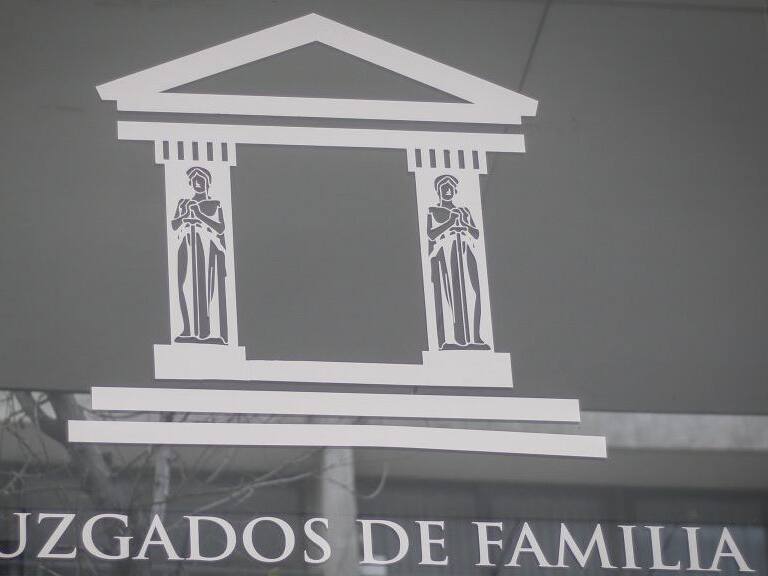 27 de julio del 2020/SANTIAGOEl logo del Juzgado de Familia en la comuna de Santiago, donde cientos de personas realizan fila, para realizar el trámite de la retención del 10% por concepto de pensión alimenticia.
FOTO: SEBASTIAN BELTRAN GAETE/AGENCIAUNO