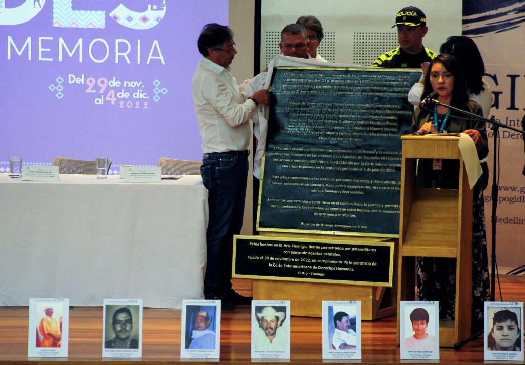 Petro expone una placa de víctimas de paramilitares