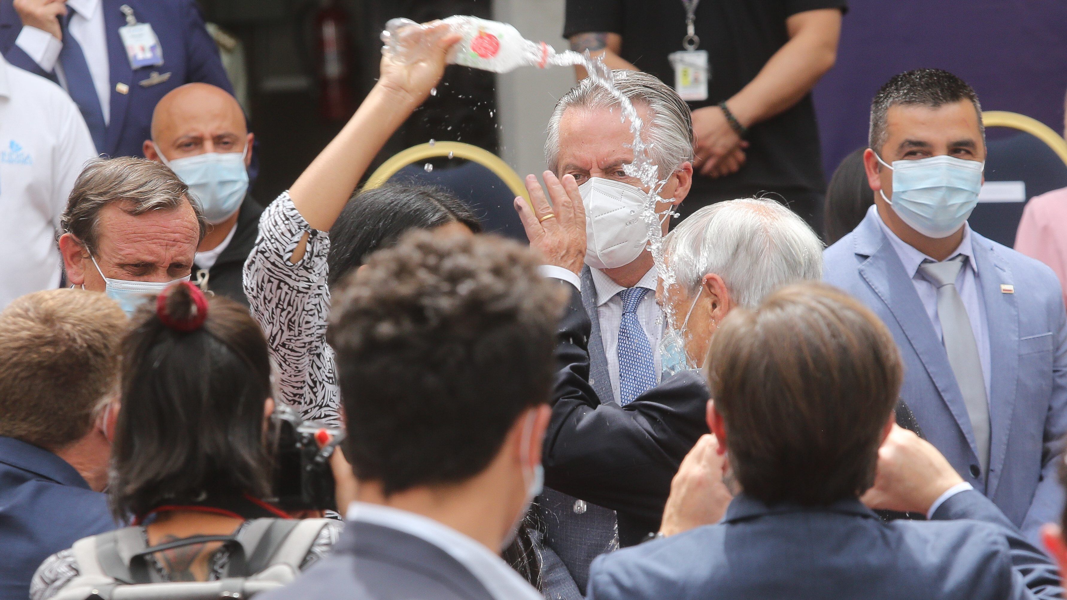 3 de MARZO de 2022/ SANTIAGO Una persona lanza agua al presidente luego de concluir la ceremonia 
Ceremonia de conmemoración de dos años del primer caso de Covid 19 en Chile encabezada por el presidente Sebastián Piñera en el patio de Los Cañones
FOTO: DIEGO MARTIN/AGENCIAUNO