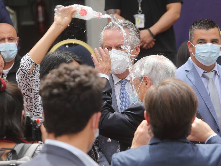 3 de MARZO de 2022/ SANTIAGO Una persona lanza agua al presidente luego de concluir la ceremonia
Ceremonia de conmemoración de dos años del primer caso de Covid 19 en Chile encabezada por el presidente Sebastián Piñera en el patio de Los Cañones
FOTO: DIEGO MARTIN/AGENCIAUNO