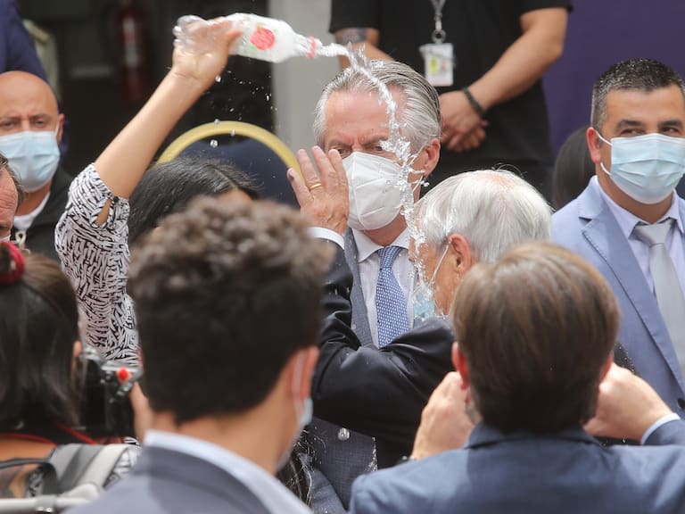 3 de MARZO de 2022/ SANTIAGO Una persona lanza agua al presidente luego de concluir la ceremonia 
Ceremonia de conmemoración de dos años del primer caso de Covid 19 en Chile encabezada por el presidente Sebastián Piñera en el patio de Los Cañones
FOTO: DIEGO MARTIN/AGENCIAUNO