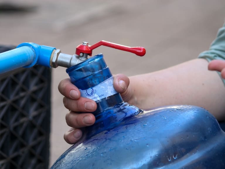 Aguas Andinas recomienda juntar 15 litros de agua ante posible corte de suministro