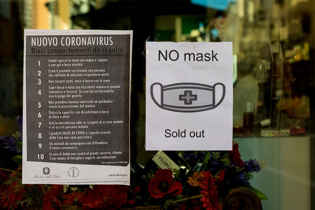 Una farmacia en Roma entrega consejos por el coronavirus e informa que se agotaron las mascarillas