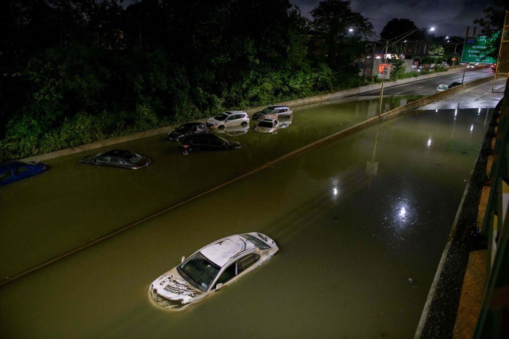 Vehículos atrapados por las inundaciones en el barrio de Brooklyn