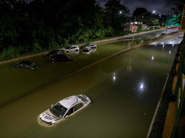 Vehículos atrapados por las inundaciones en el barrio de Brooklyn