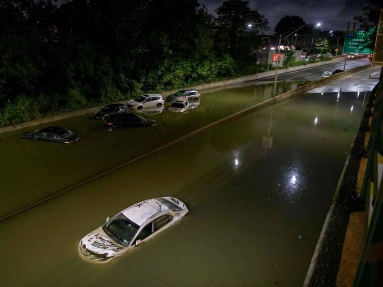 Vehículos atrapados por las inundaciones en el barrio de Brooklyn