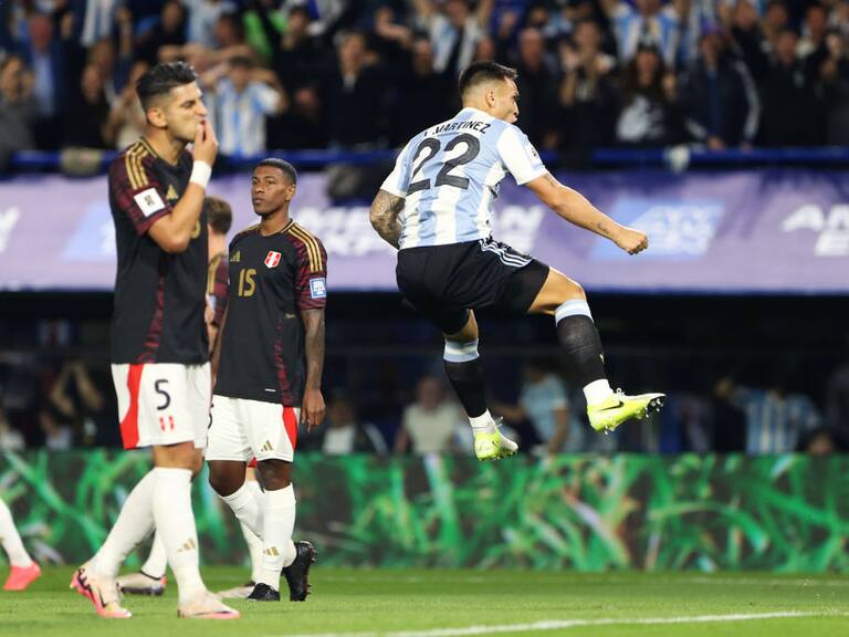 BUENOS AIRES, ARGENTINA - NOVEMBER 19: Lautaro Martinez of Argentina celebrates after scoring the team's first goal during the South American FIFA World Cup 2026 Qualifier match between Argentina and Peru at Estadio Alberto J. Armando on November 19, 2024 in Buenos Aires, Argentina. (Photo by Daniel Jayo/Getty Images)