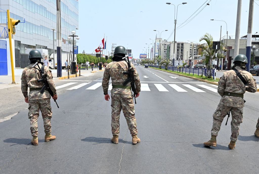 Un grupo de militares peruanos custodian las calles de la ciudad de Lima por el Covid-19