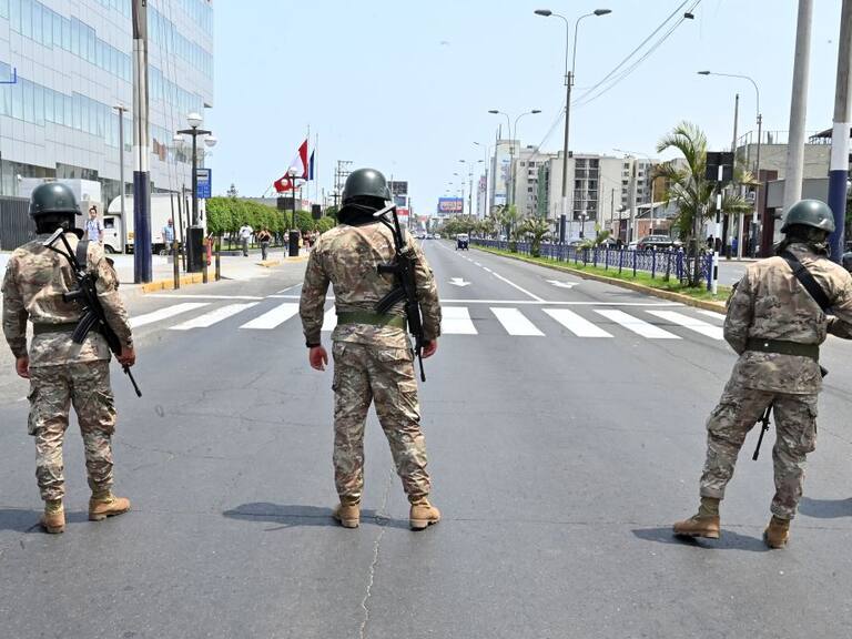 Un grupo de militares peruanos custodian las calles de la ciudad de Lima por el Covid-19