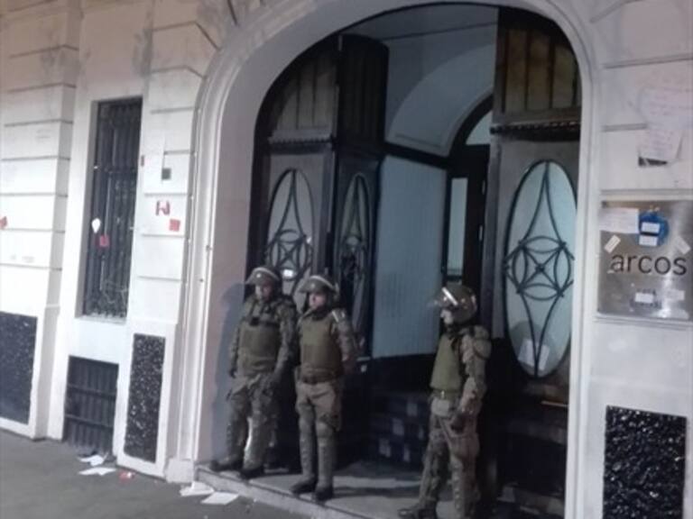 Carabineros desalojó toma feminista del Instituto Arcos: 69 personas detenidas