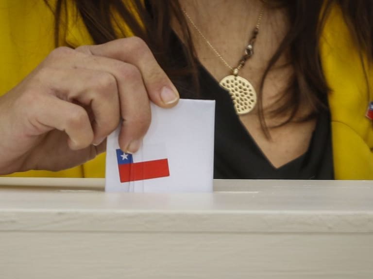 12 de mayo del 2021/SANTIAGOUna mujer deja su voto simbolico en una Urna, tras una actividad en el Palacio de La Moneda.
FOTO: SEBASTIAN BELTRAN GAETE/AGENCIAUNO
