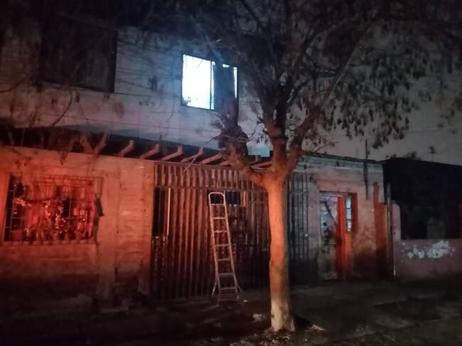 Fue en el segundo piso de esta casa donde llegaron los disparos. / ADN.cl