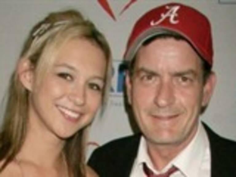 Varias exparejas de Charlie Sheen dicen que no les contó que tenía VIH