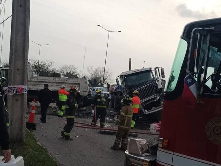 Grave accidente entre camiones de alto tonelaje deja heridos en Autopista Vespucio Norte