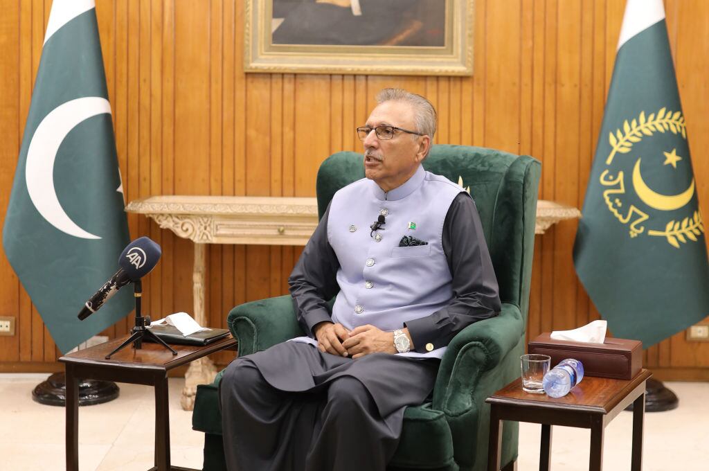 El presidente de Pakistán Arif Alvi en entrevista con un medio de comunicación