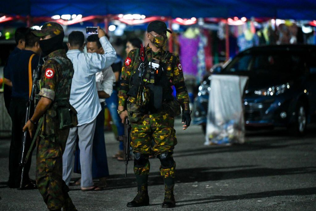 Militares de Myanmar vigilando las calles de Rangún