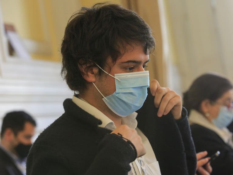 Convencional UDI Eduardo Cretton generó polémica en redes: vinculó aborto libre con república paritaria