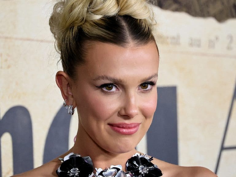 Millie Bobby Brown es acusada de besar a otro actor sin su consentimiento en «Enola Holmes 2»