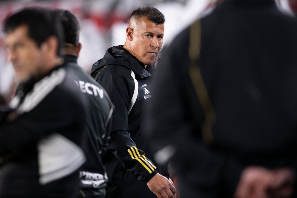 El nuevo video que complica a Colo Colo tras la denuncia por desacato contra Jorge Almirón | Getty Images