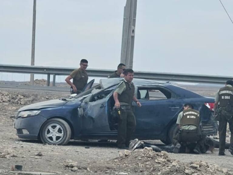 Intentó atropellar a carabineros: mujer huyó de control policial y fue detenida tras volcar su vehículo en Calama