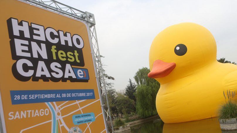 28 de Septiembre de 2017/SANTIAGOSe da inicio a la quinta edición del festival de arte urbano “Hecho en Casa”, que se llevará a cabo en el centro de Santiago y que se extenderá hasta el domingo 8 de octubre. En la ocasión, los medios podrán ver ya instalada la obra “Mariposas Chilensis”, que consiste en cinco figuras de 12 metros que estarán ubicadas en el fuste de la Torre Entel. A ella se sumarán otras cuatro intervenciones gigantes que ya estarán exhibidas en diferentes puntos de Santiago.
FOTO:CRISTOBAL ESCOBAR/AGENCIAUNO