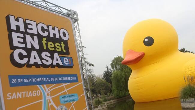 28 de Septiembre de 2017/SANTIAGOSe da inicio a la quinta edición del festival de arte urbano “Hecho en Casa”, que se llevará a cabo en el centro de Santiago y que se extenderá hasta el domingo 8 de octubre. En la ocasión, los medios podrán ver ya instalada la obra “Mariposas Chilensis”, que consiste en cinco figuras de 12 metros que estarán ubicadas en el fuste de la Torre Entel. A ella se sumarán otras cuatro intervenciones gigantes que ya estarán exhibidas en diferentes puntos de Santiago.
FOTO:CRISTOBAL ESCOBAR/AGENCIAUNO