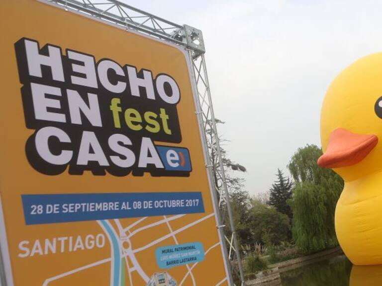 28 de Septiembre de 2017/SANTIAGOSe da inicio a la quinta edición del festival de arte urbano “Hecho en Casa”, que se llevará a cabo en el centro de Santiago y que se extenderá hasta el domingo 8 de octubre. En la ocasión, los medios podrán ver ya instalada la obra “Mariposas Chilensis”, que consiste en cinco figuras de 12 metros que estarán ubicadas en el fuste de la Torre Entel. A ella se sumarán otras cuatro intervenciones gigantes que ya estarán exhibidas en diferentes puntos de Santiago.
FOTO:CRISTOBAL ESCOBAR/AGENCIAUNO
