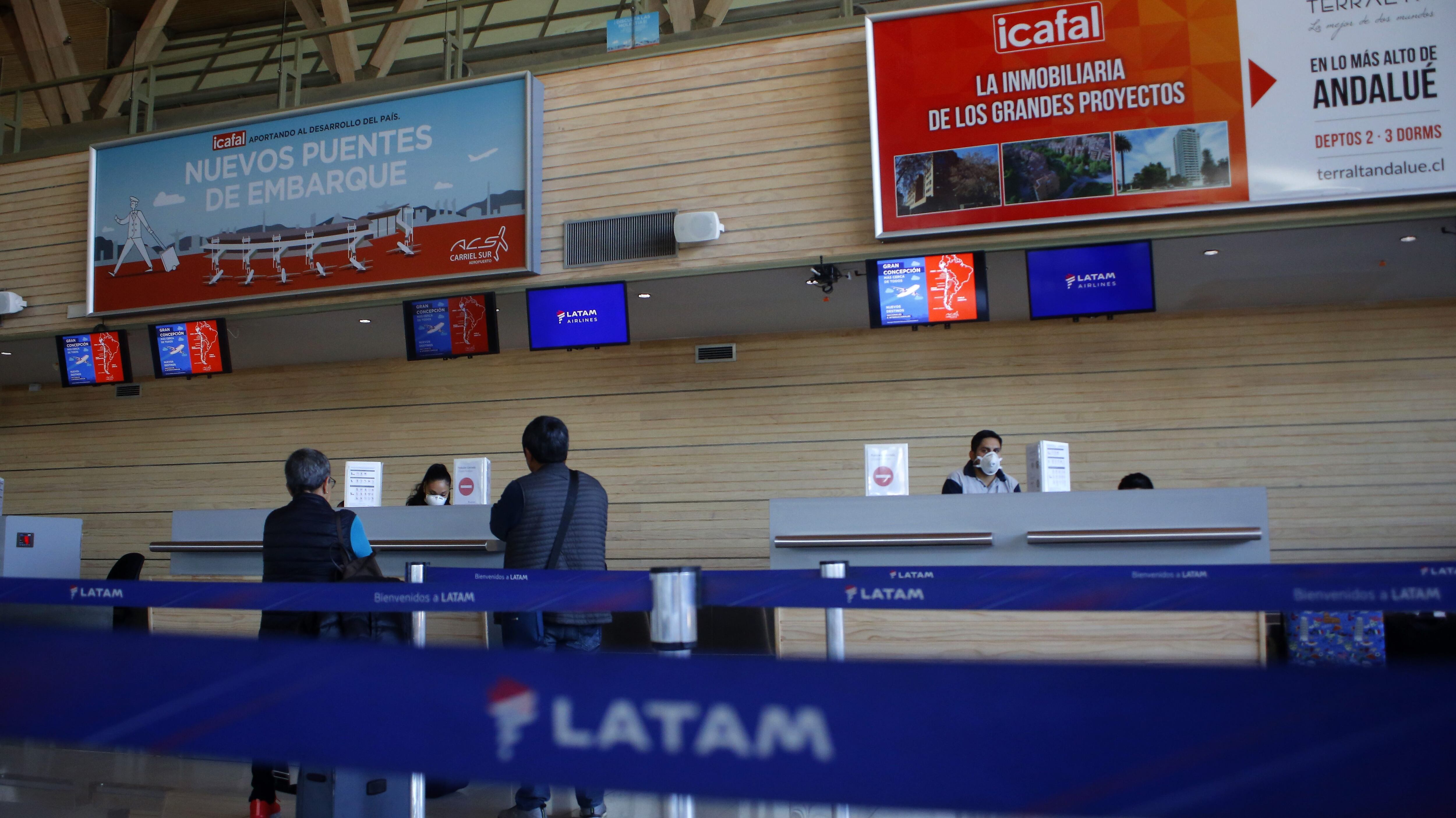 20 de Marzo del 2020/CONCEPCION
Pasajeros esperan en el counter de la aerolinea Latam, durante el estado de catástrofe decretado por la pandemia de covid-19
FOTO:SEBASTIAN BROGCA/AGENCIAUNO