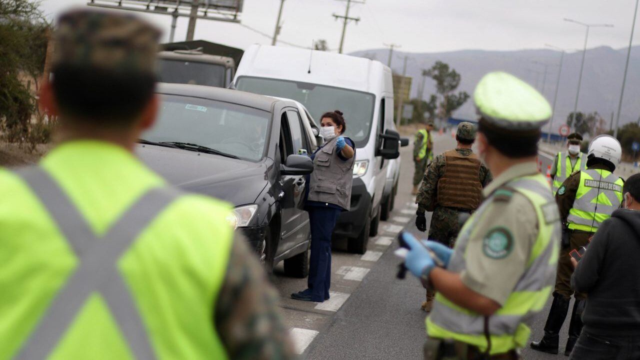 27 de marzo del 2020/SANTIAGOPersonal de salud conversa con un automovilista, durante el primer dia de Cuarentena Total para siete Comunas de la Regin Metropolitana
FOTO: FRANCISCO CASTILLO /AGENCIAUNO