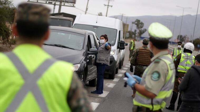 27 de marzo del 2020/SANTIAGOPersonal de salud conversa con un automovilista, durante el primer dia de Cuarentena Total para siete Comunas de la Regin Metropolitana
FOTO: FRANCISCO CASTILLO /AGENCIAUNO