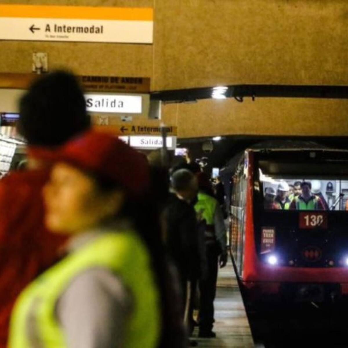 Metro de Santiago actualiza estado de la Línea 2 tras cierre de estaciones por persona en la vía
