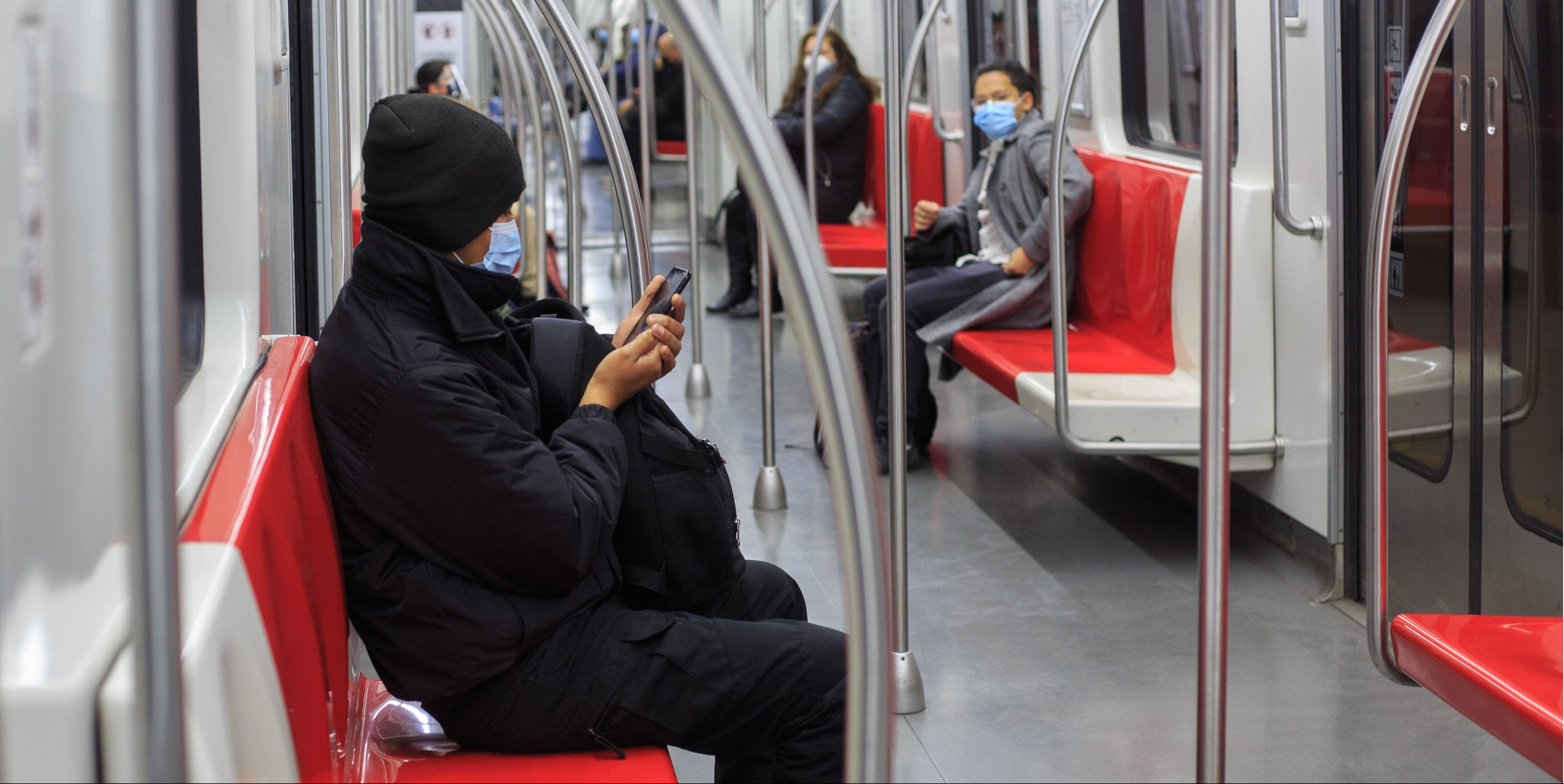 Día del amor en el Metro de Santiago: Pasajeros recibieron regalo sorpresa | Agencia Uno