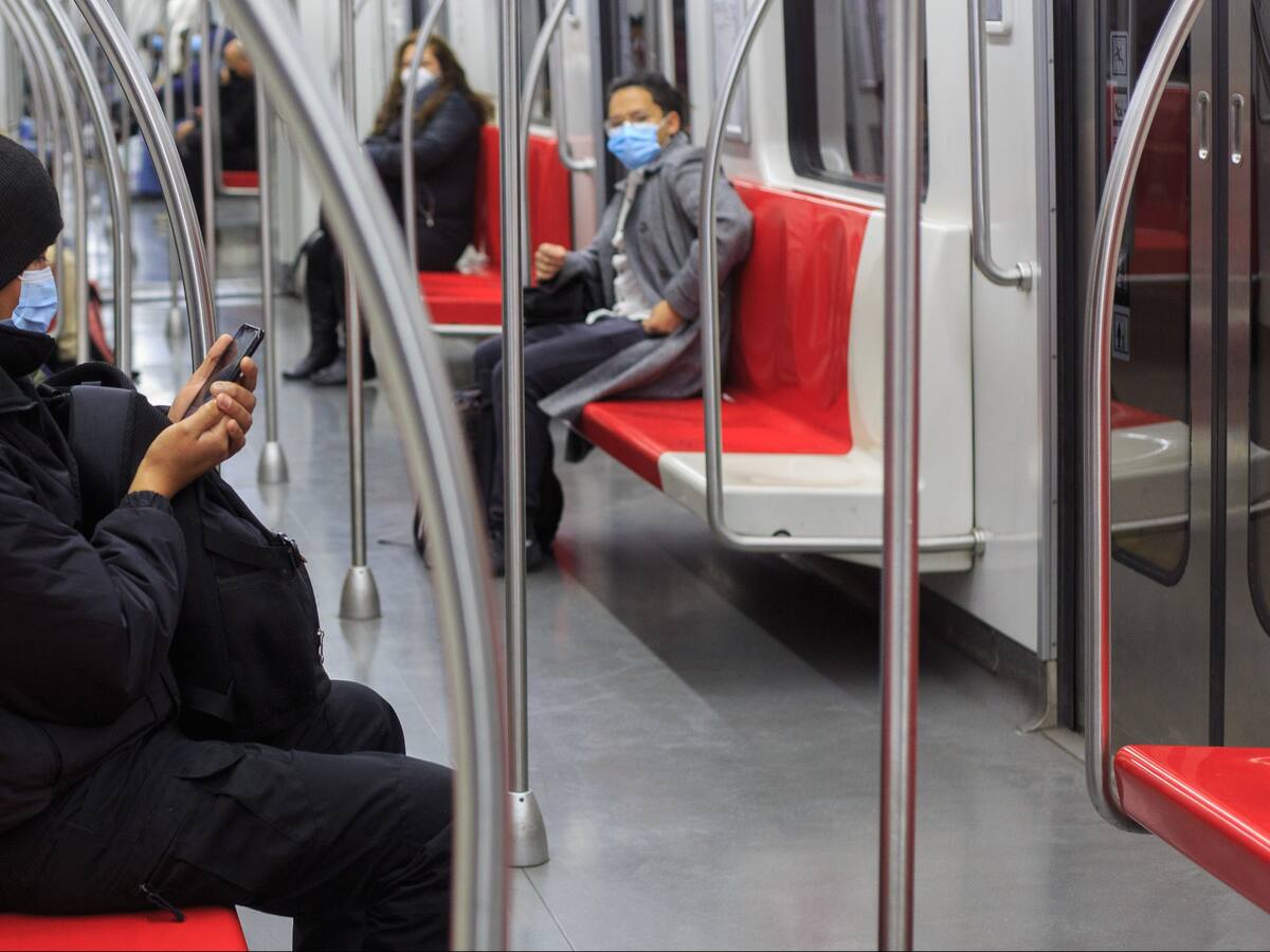 Día del Amor en el Metro de Santiago: Pasajeros recibieron inesperado regalo