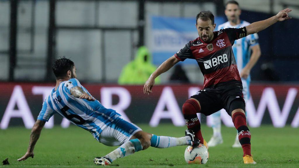 AVELLANEDA, ARGENTINA - NOVEMBER 24: Eugenio Mena of Racing Club fights for the ball with Everton Ribeiro of Flamengo  during a round of sixteen first leg match between Racing Club and Flamengo at Presidente Peron Stadium on November 24, 2020 in Avellaneda, Argentina. (Photo by Juan Ignacio Roncoroni - Pool/Getty Images)