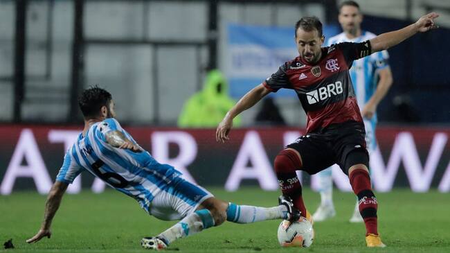 AVELLANEDA, ARGENTINA - NOVEMBER 24: Eugenio Mena of Racing Club fights for the ball with Everton Ribeiro of Flamengo during a round of sixteen first leg match between Racing Club and Flamengo at Presidente Peron Stadium on November 24, 2020 in Avellaneda, Argentina. (Photo by Juan Ignacio Roncoroni - Pool/Getty Images)