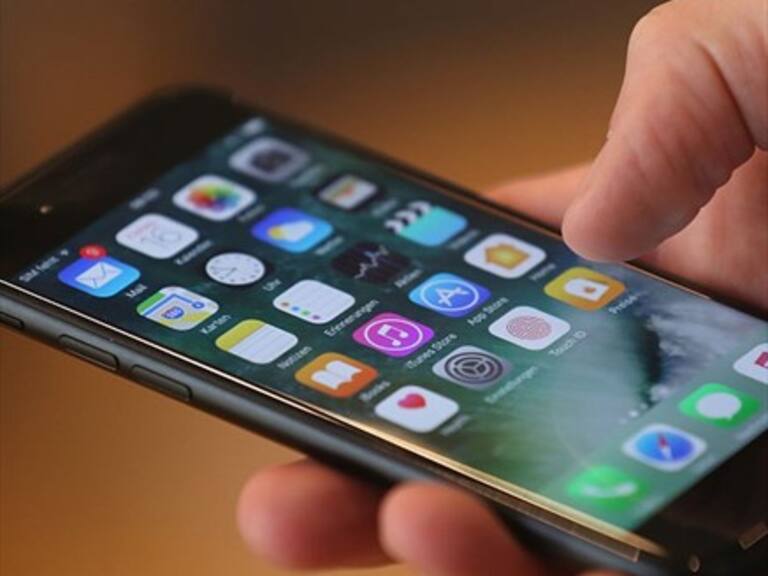 Chilenos prefieren celulares negros y con pantalla grande