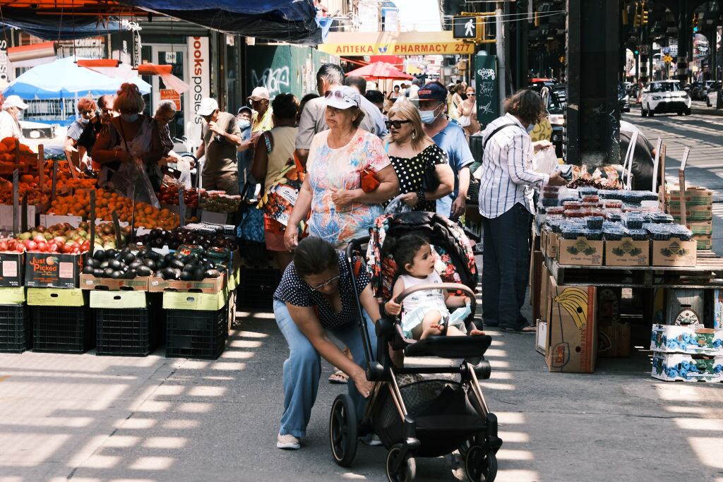 Las personas salen de compras en un mercado del barrio de Brooklyn