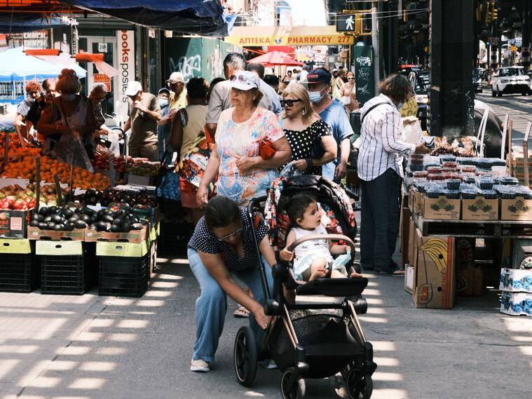 Las personas salen de compras en un mercado del barrio de Brooklyn