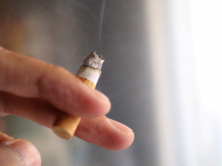 Ojo con los cigarrillos: el tabaco dejará de estar en la lista de productos esenciales desde este jueves