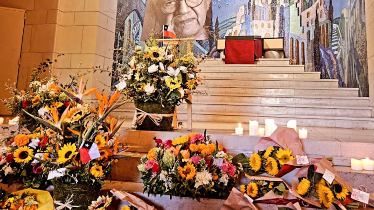 Guitarras, canciones y memoria: las imágenes que dejó el último adiós a Patricio Guzmán en París