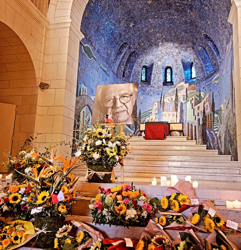 Guitarras, canciones y memoria: las imágenes que dejó el último adiós a Patricio Guzmán en París