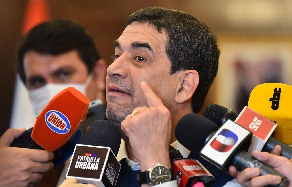 El vicepresidente de Paraguay, Hugo Velázquez, habla con la prensa