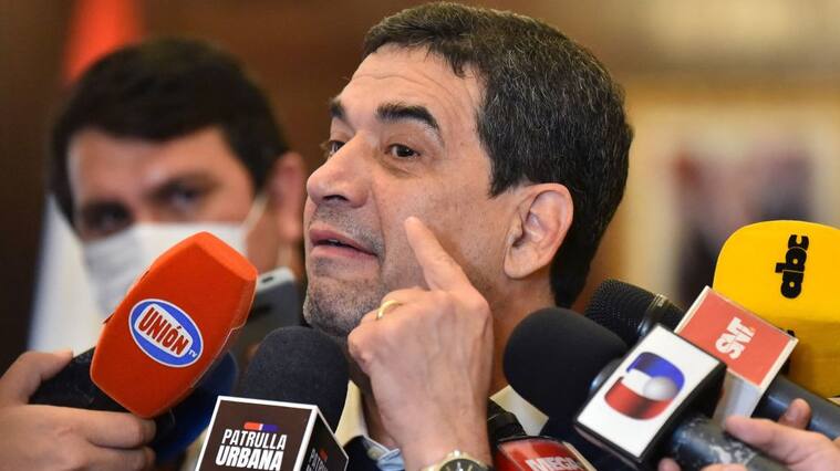 El vicepresidente de Paraguay, Hugo Velázquez, habla con la prensa